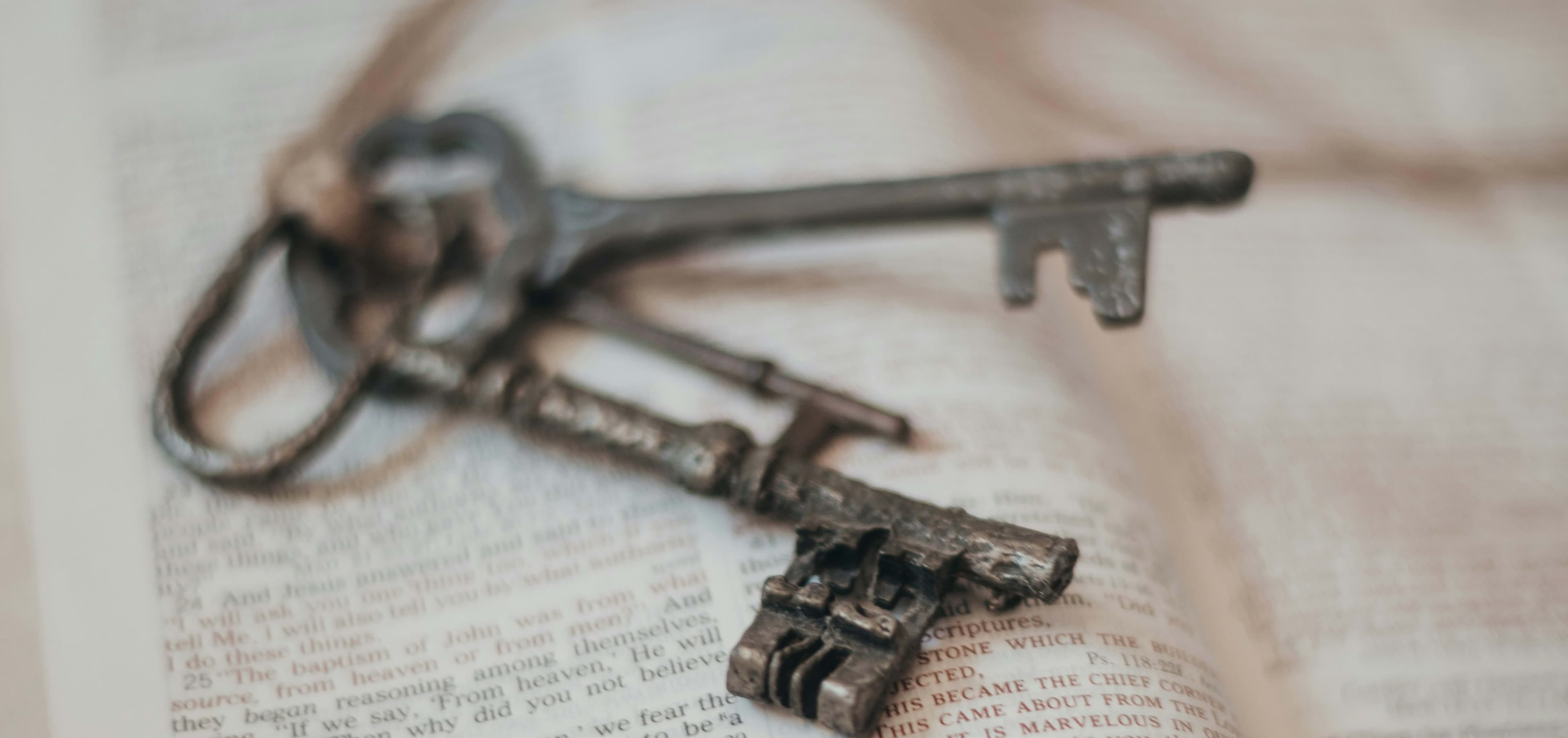Des clés anciennes sur un livre