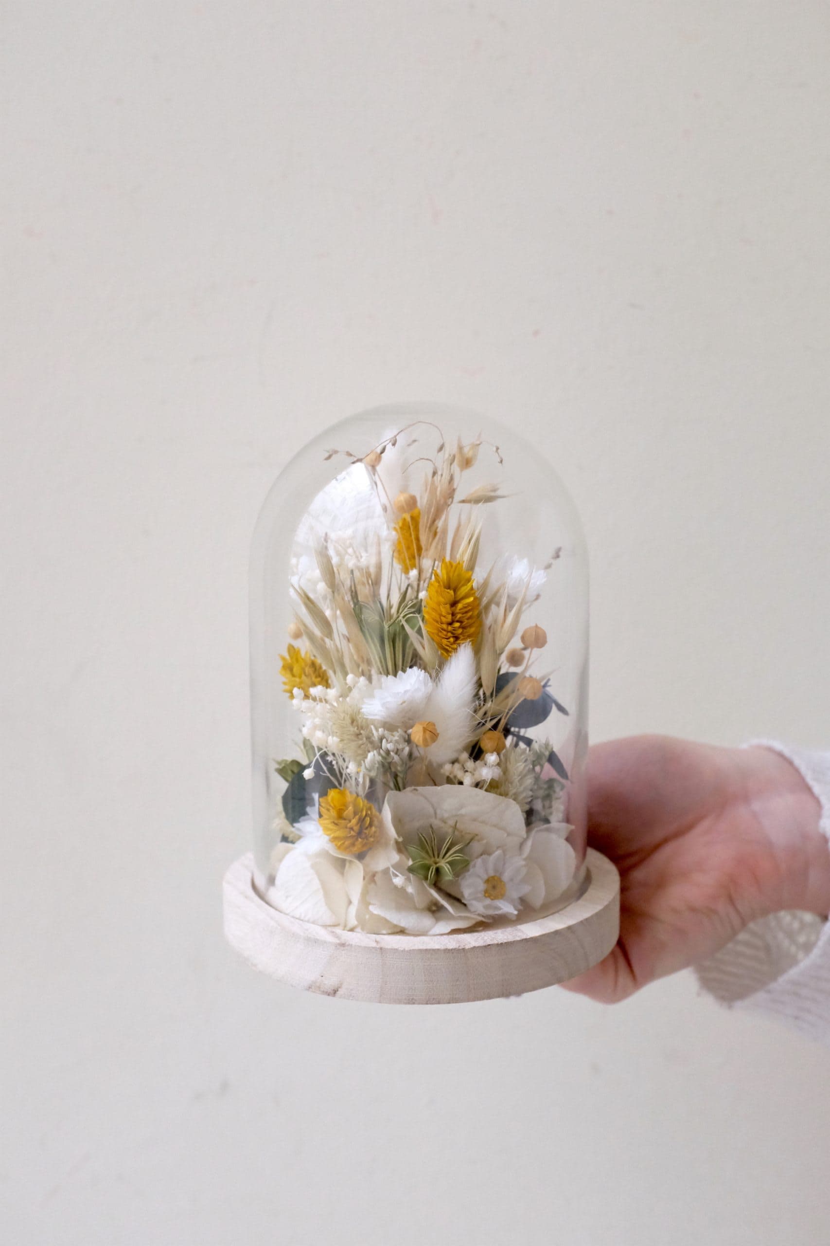 Globe de fleurs séchées